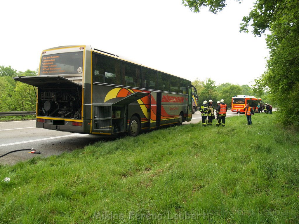 Feuer Reisebus im Kreuz Koeln Ost A3 auf die A4  P13.JPG